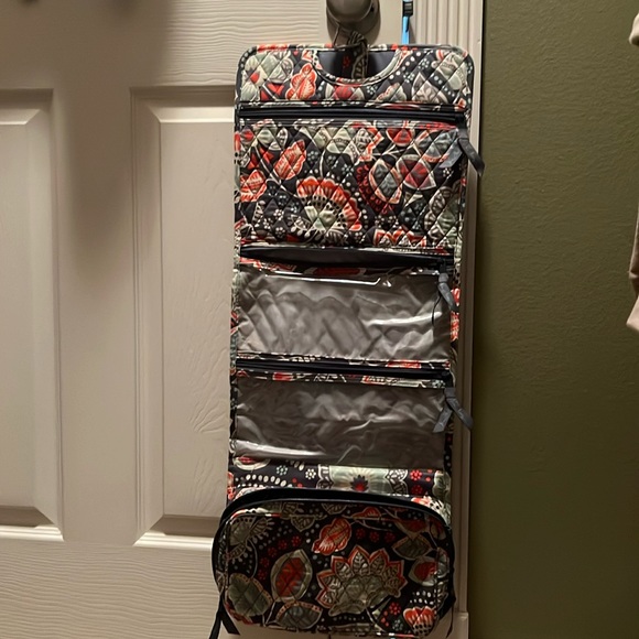 Vera Bradley Hanging Organizer. Nomadic Floral - Picture 1 of 7